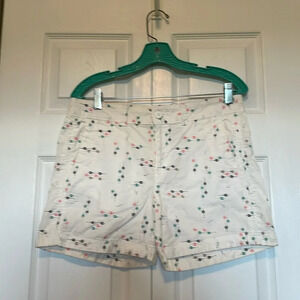 Eddie Bower women’s shorts sz 6. Arrow motif in aqua coral tan navy. Cream base.